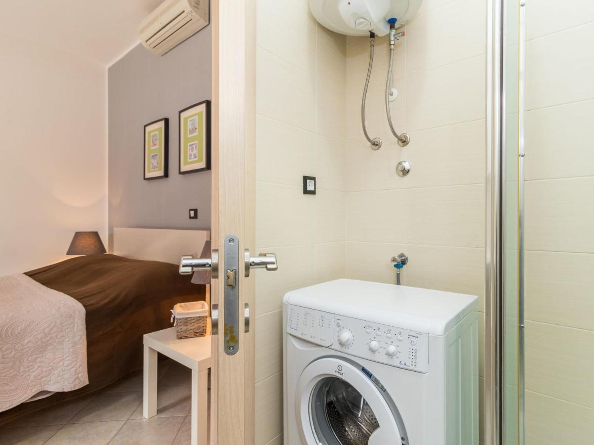 With Private Pool In * Pula