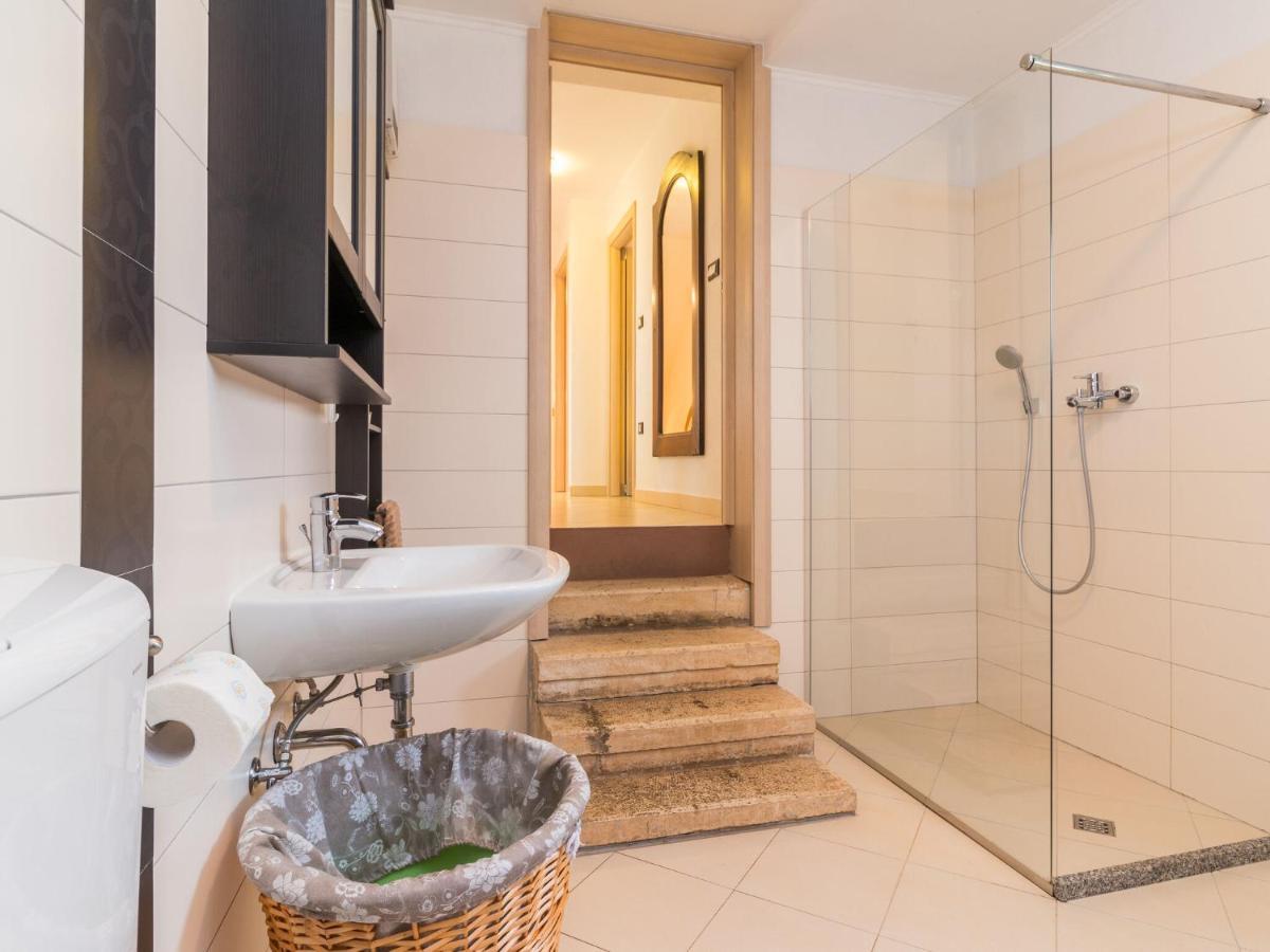 With Private Pool In Ferienhaus Pula