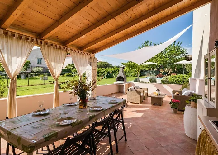 Apartment With Private Pool In Pula