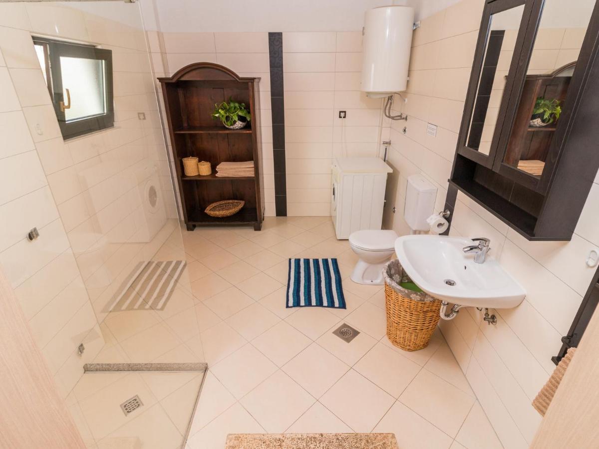 Vikendica With Private Pool In Pula